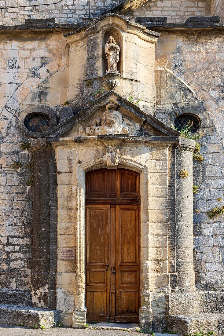Frankreich, Vaucluse, Venasque, ausgezeichnet als schönstes Dorf Frankreichs, romanische Kirche aus dem 13. Jahrhundert, die Notre-Dame gewidmet ist