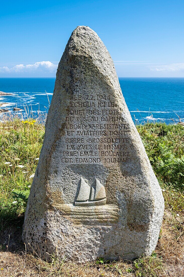 Frankreich, Finistere, Plogoff, Hafen von Feunteun Aod am Wanderweg GR 34 oder Zollweg, Stele zum Gedenken an den Untergang der Jouet des Flots und zur Ehrung der Männer der Résistance