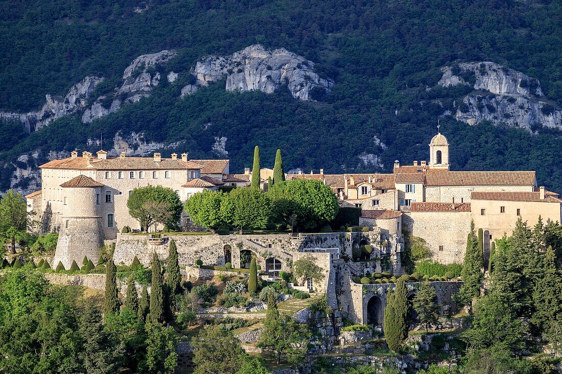 Frankreich, Alpes Maritimes, Parc Naturel Regional des Prealpes d'Azur, Gourdon, mit dem Titel Les Plus Beaux Villages de France, das Schloss inmitten der von Andre Le Nôtre entworfenen Gärten