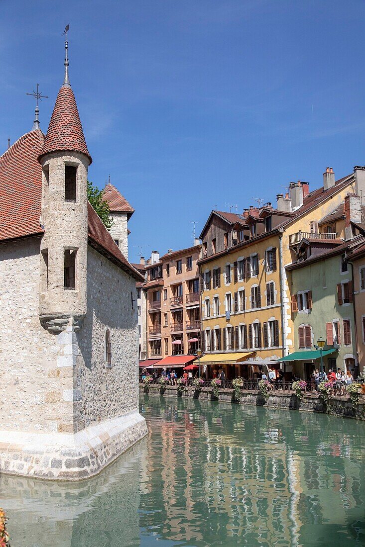 Frankreich, Haute Savoie, Annecy, Altstadt am Ufer des Thiou, ehemalige Gefängnisse des Palais de l'Isle und die Isle Quays