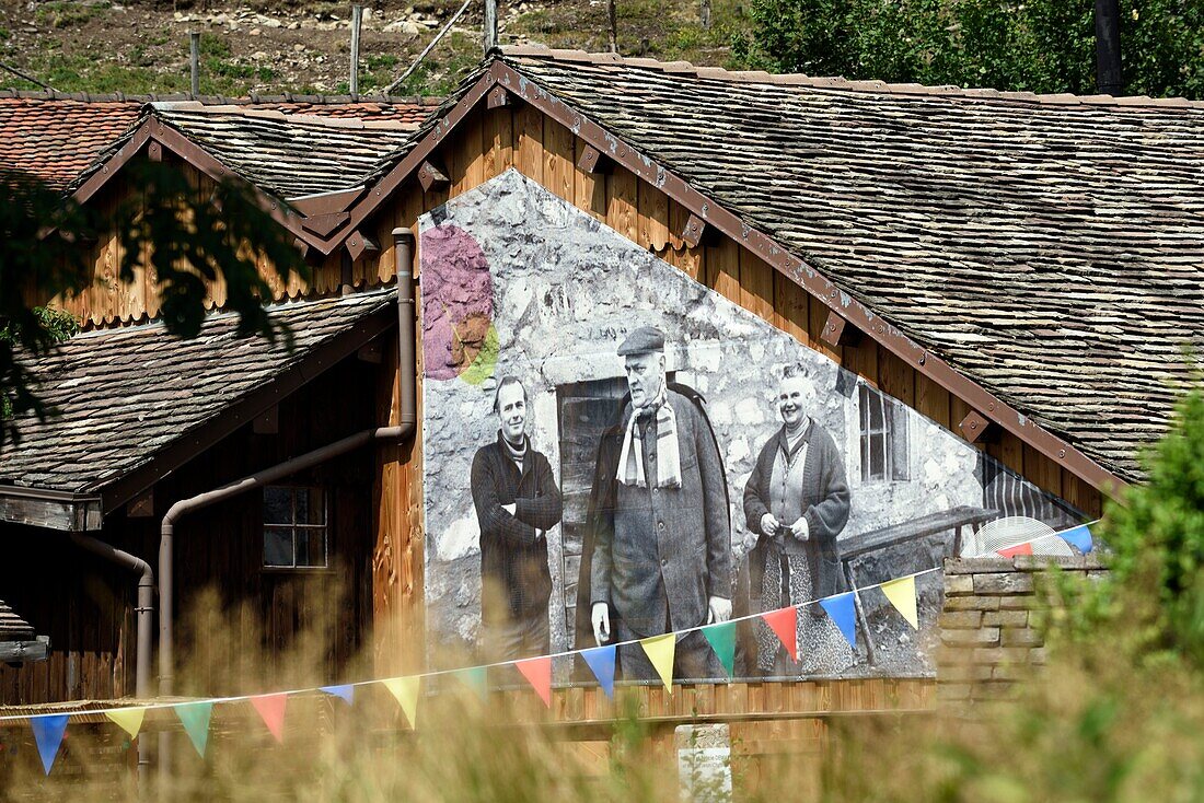 Frankreich, Haute Saone, Haut du Them Chateau Lambert, Weiler von Chateau Lambert, Bergmuseum, Fresko, die Familie Demard, Gründer des Museums