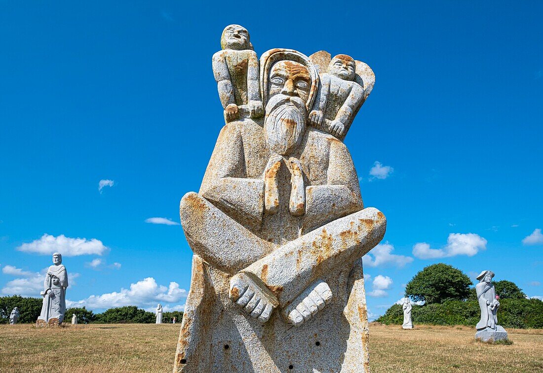 Frankreich, Cotes-d'Armor, Carnoet, das Tal der Heiligen oder die bretonische Osterinsel, ist ein assoziatives Projekt mit 1000 in Granit gehauenen Monumentalskulpturen, die 1000 bretonische Heilige darstellen