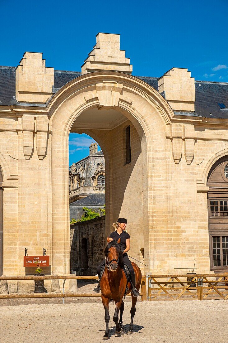 Frankreich, Oise, Chantilly, Schloss Chantilly, Sophie Bienaimé, Reiterin und künstlerische Leiterin der Großen Ställe, entspannt ihr Pferd vor der Show im Karussell