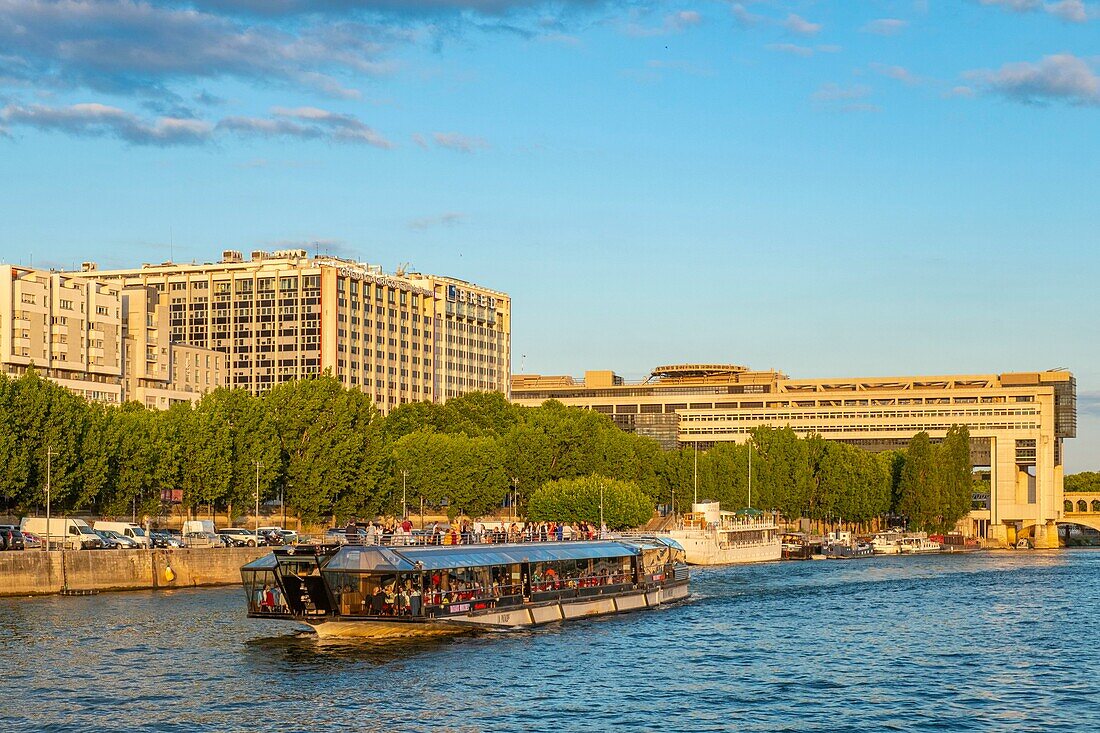 Frankreich, Paris, die Ufer der Seine, das Ministerium für Wirtschaft und Finanzen und ein Flussschiff
