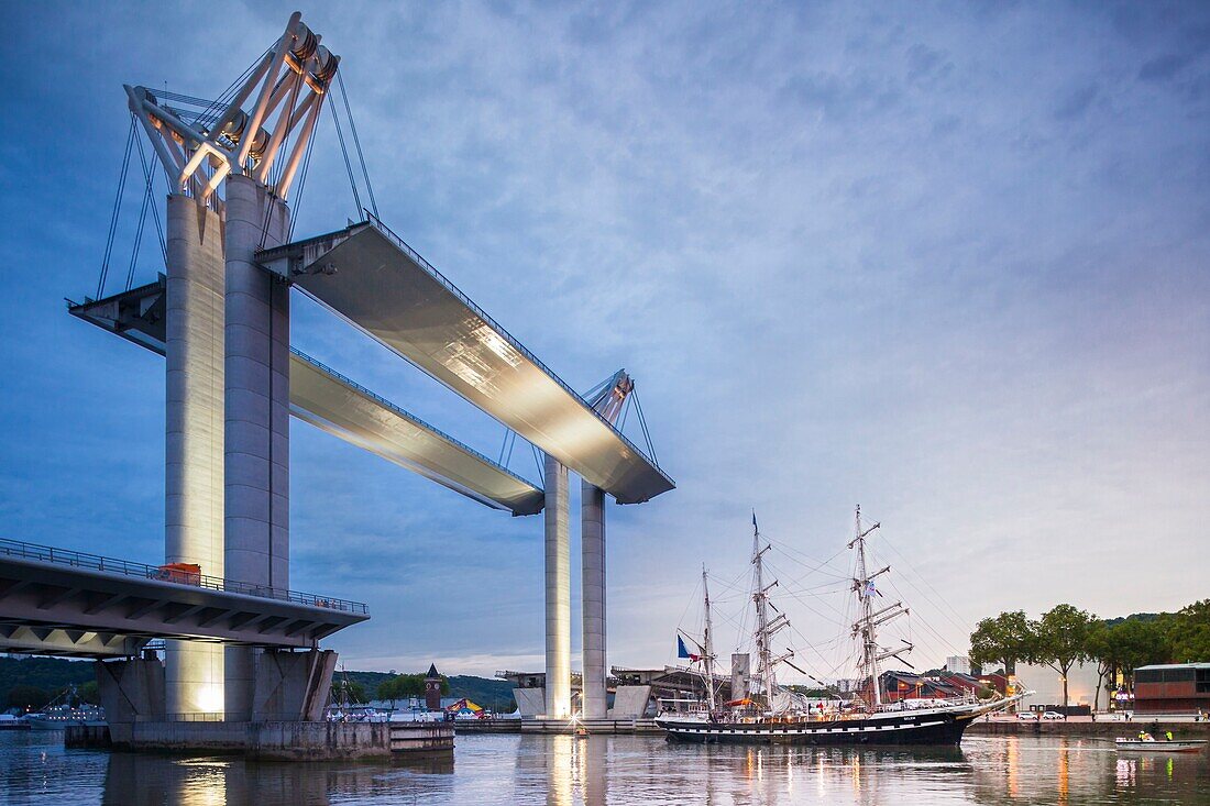 Frankreich, Seine Maritime, Rouen, Armada 2019, Belem, Dreimastschoner, segelnd unter der Pont Flaubert bei Sonnenaufgang