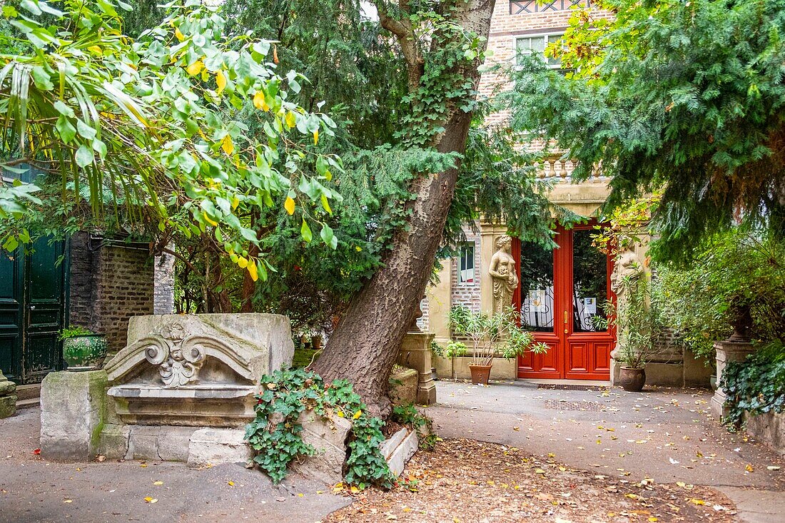 France, Paris, 2 passage of Danzig, 15th arrondissement, La Ruche is a city of artists with about 60 workshops founded by Alfred Boucher (1850-1934)\n