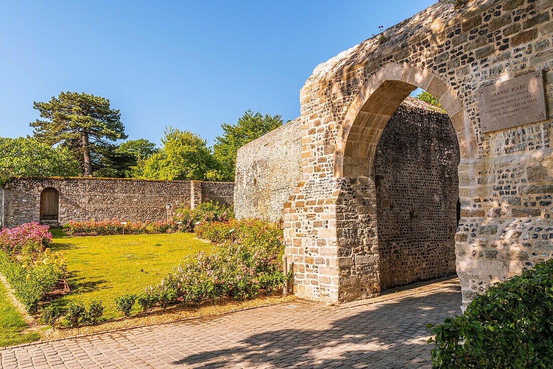 Frankreich, Somme, Somme-Bucht, Saint Valery sur Somme, die Höhen der mittelalterlichen Stadt an der Porte Guillaume, auch Porte du Haut oder Porte Jeanne d'Arc genannt, als Andenken an ihren Durchgang durch dieses Tor im Dezember 1430, bevor sie nach Rouen ging, um gerichtet zu werden