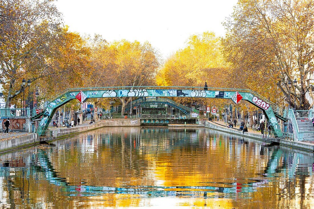 France, Paris, the Saint Martin canal, the Richerand footbridge in autumn\n