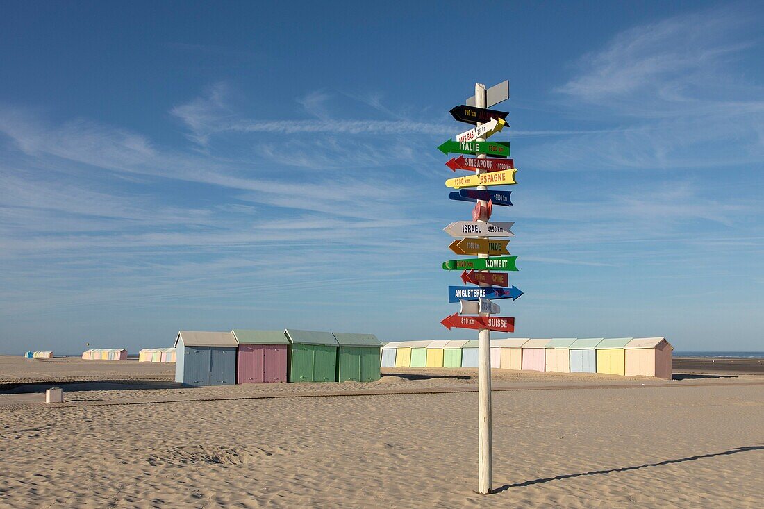 Frankreich, Pas de Calais, Berck sur Mer, der Strand mit Strandhütten und Schildern, die die Ausrichtung der verschiedenen Länder angeben