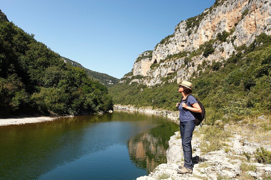 Frankreich, Ardeche, Sauze, Naturschutzgebiet Ardeche-Schluchten, Wanderin auf dem Weg flussabwärts der Ardeche-Schlucht, auf dem Weg vom Biwak Gournier nach Sauze