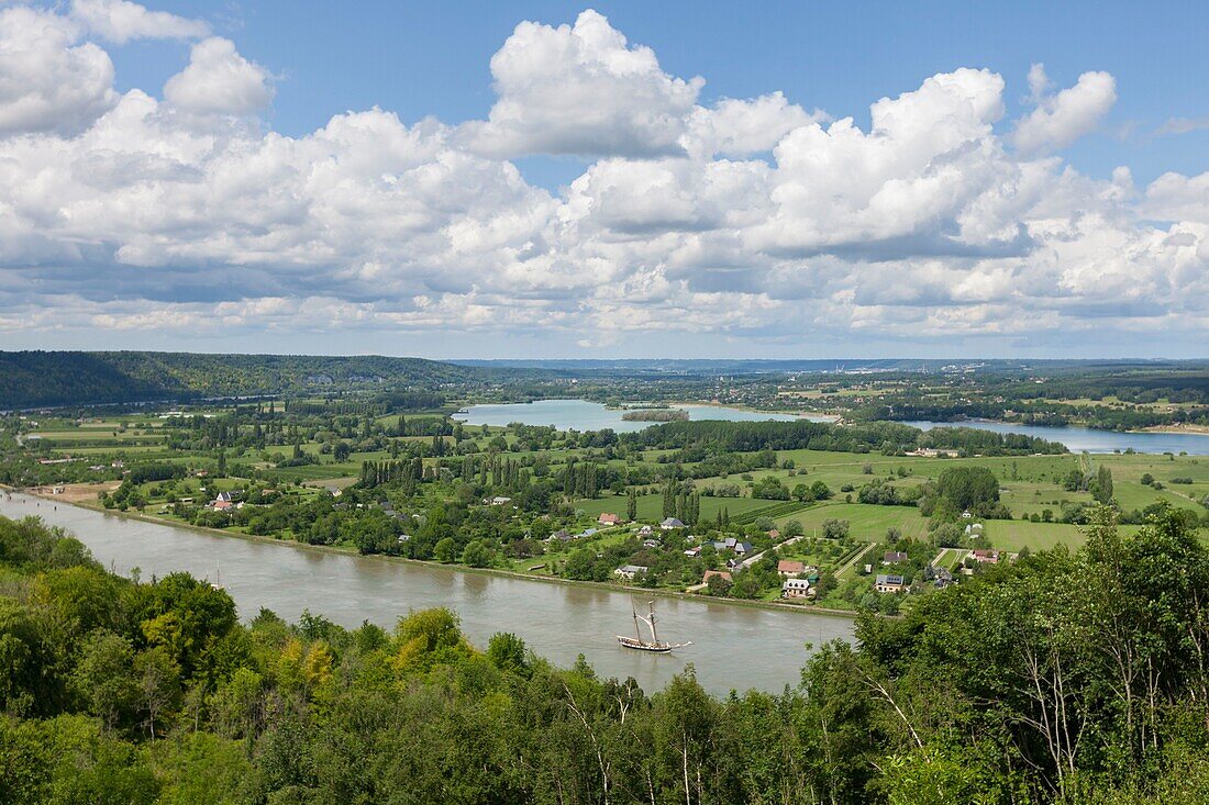 Frankreich, Eure, Barneville sur Seine, Armada 2019, Blick auf La Recouvrance, Schoner mit Toppsegel, auf der Seine segelnd, inmitten grüner Landschaften