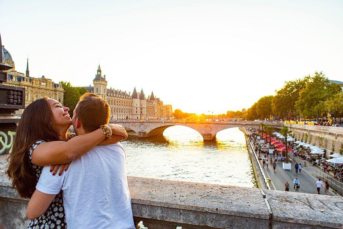 Frankreich, Paris, von der UNESCO zum Weltkulturerbe erklärtes Gebiet, Liebespaar auf der Brücke Notre-Dame