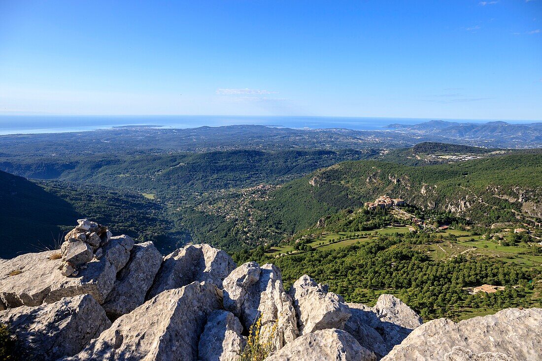 Frankreich, Alpes Maritimes, Parc Naturel Regional des Prealpes d'Azur, Gourdon, beschriftet mit Les Plus Beaux Villages de France, die Küste der Côte d'Azur und Esterel im Hintergrund