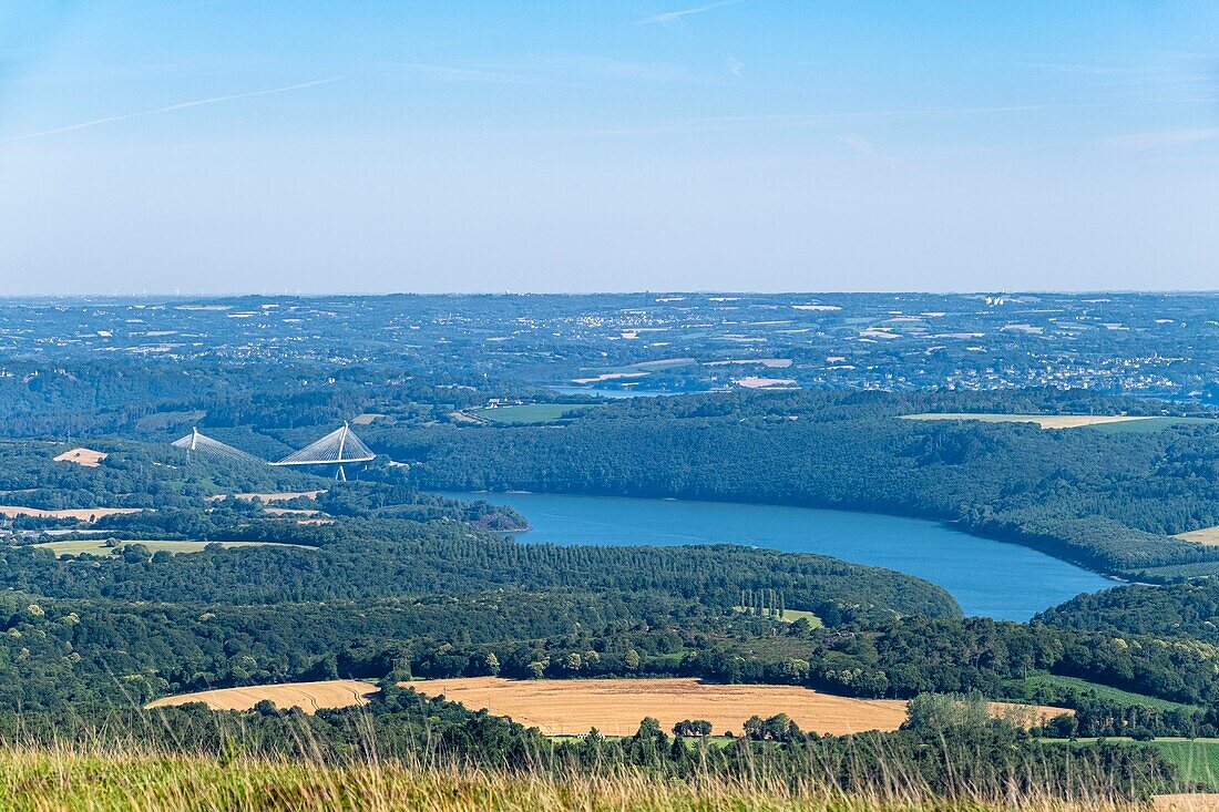 Frankreich, Finistere, Regionaler Naturpark Armorica, Menez-Hom, Blick auf die Terenez-Brücke am Fluss Aulne