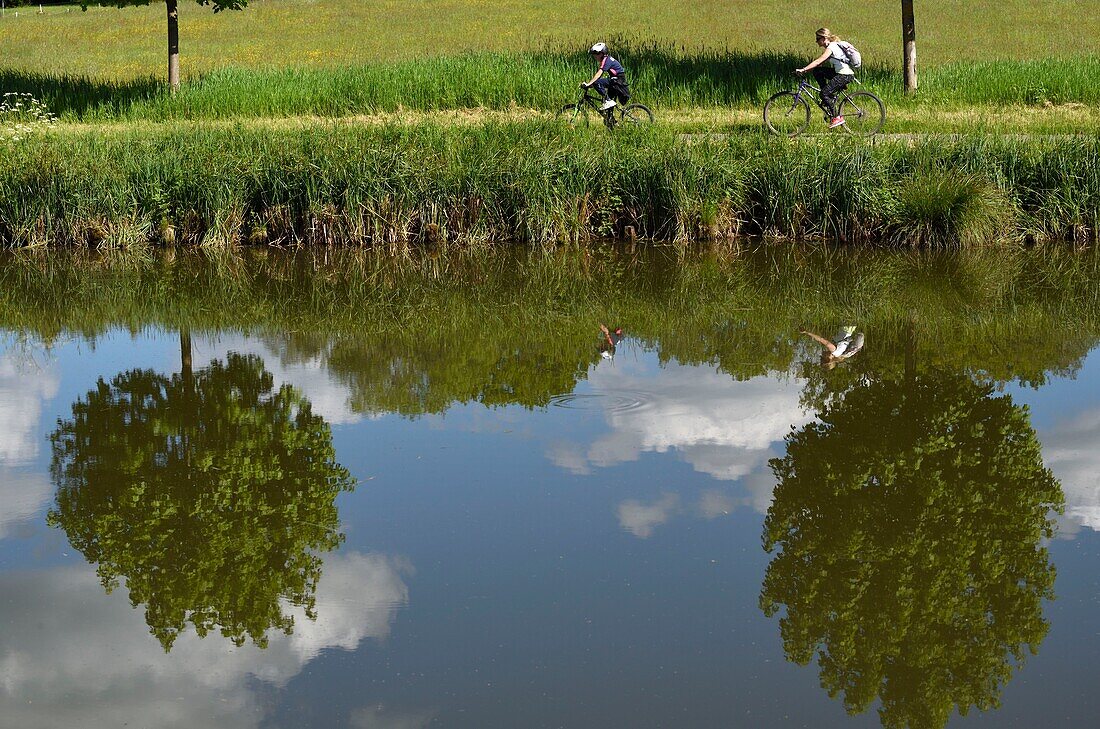 Frankreich, Territoire de Belfort, Bretagne, Rhone-Rhein-Kanal, Euroveloroute 6, von Nantes nach Budapest, Radfahrer, Reflexionen