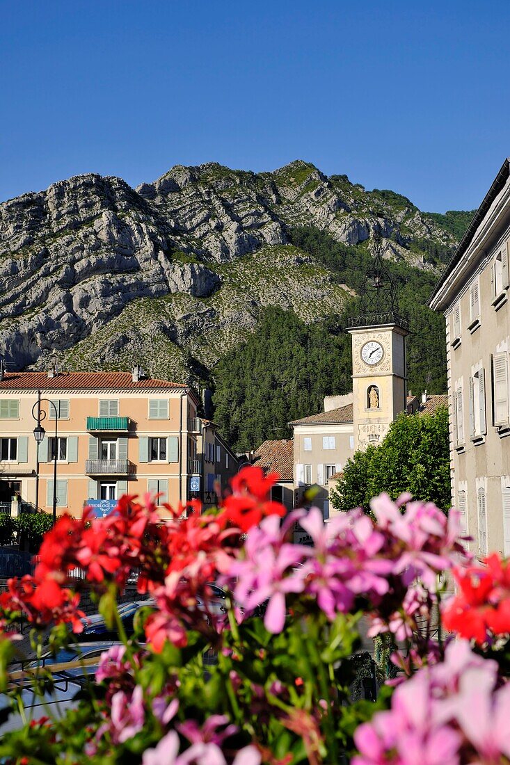 Frankreich, Alpes de Haute Provence, Sisteron, Place du Docteur Robert, Uhrenturm, der Baume-Felsen