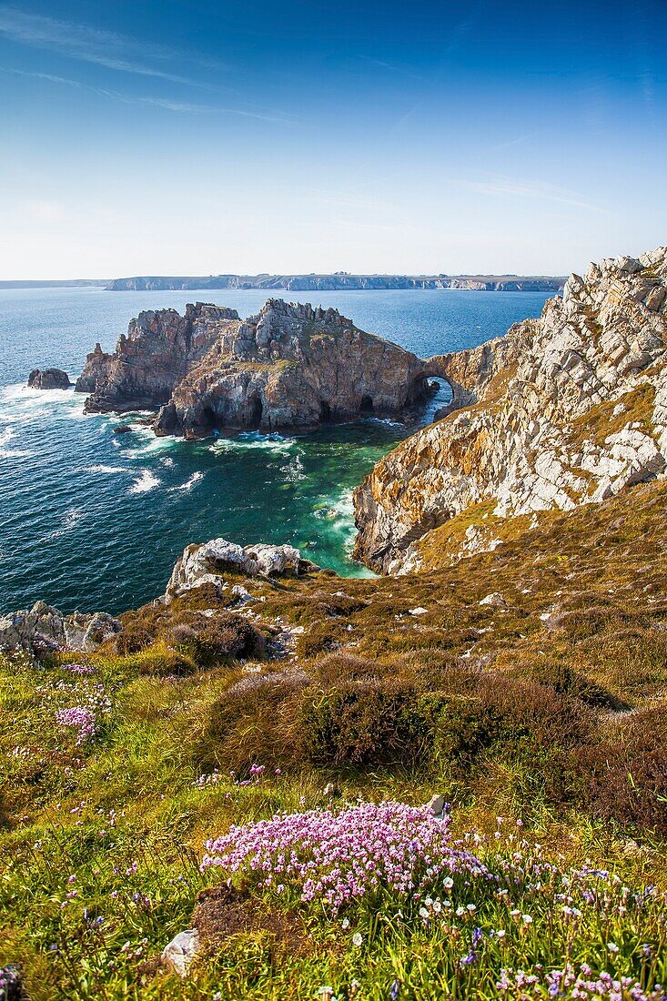 Frankreich, Finistere, Presqu'i?le de Crozon, La Pointe und das Chateau de Dinan