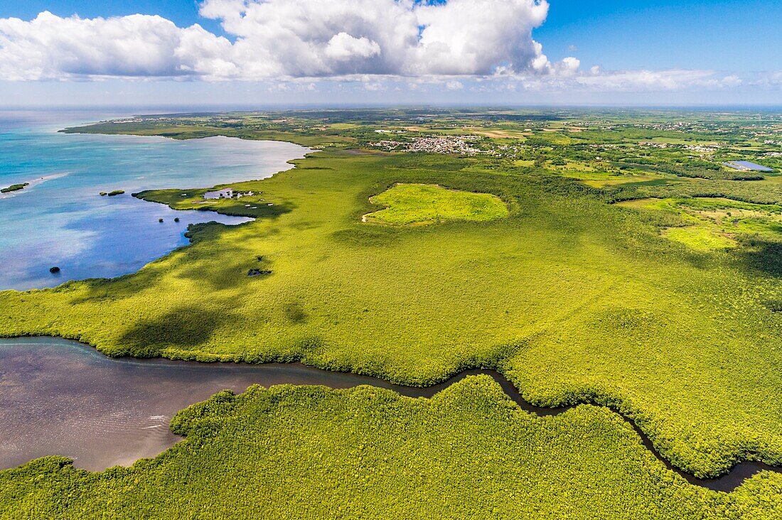 Frankreich, Karibik, Kleine Antillen, Guadeloupe, Grand Cul-de-Sac Marin, Herzstück des Nationalparks von Guadeloupe, Grande-Terre, Morne-à-l'Eau, Canal Cove, Luftaufnahme des breitesten Mangrovengürtels der Kleinen Antillen, Biosphärenreservat von Guadeloupe, hier der Canal des Rotours, der zu Beginn des 19. Jahrhunderts (1826-1830) über fast 6 km von Menschen, Sklaven, gegraben wurde, um die Entwässerung der Ebene zu ermöglichen