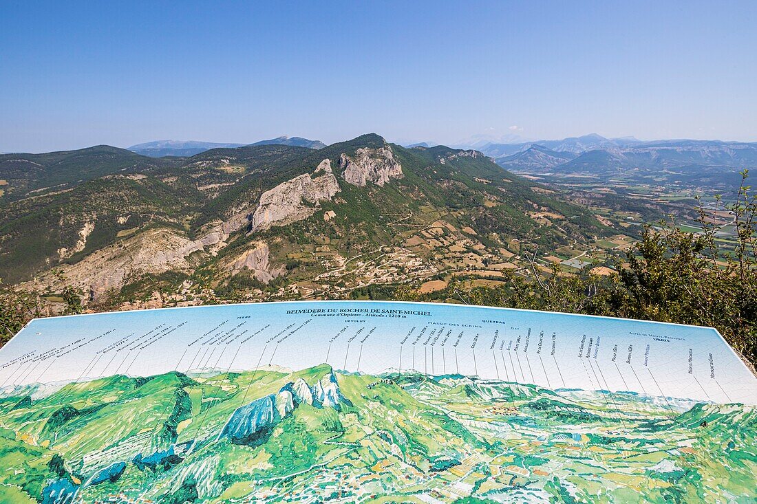 Frankreich, Hautes-Alpes, Regionaler Naturpark Baronnies Provencal, Orpierre, Orientierungstafel des Aussichtspunktes des Felsens von Saint-Michel, gesehen auf dem von Felsen umgebenen Dorf, Klettergebiet