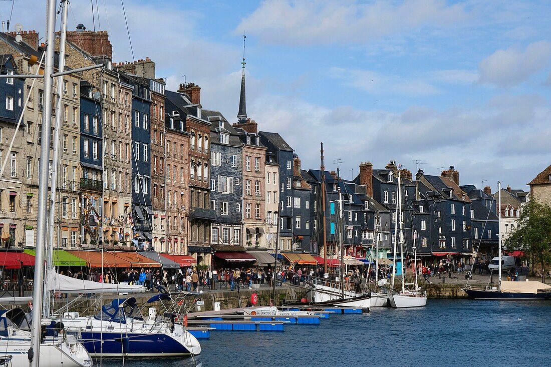 Frankreich, Calvados, Pays d'Auge, Honfleur, Vieux Bassin (altes Hafenbecken) und Sainte-Catherine-Kai