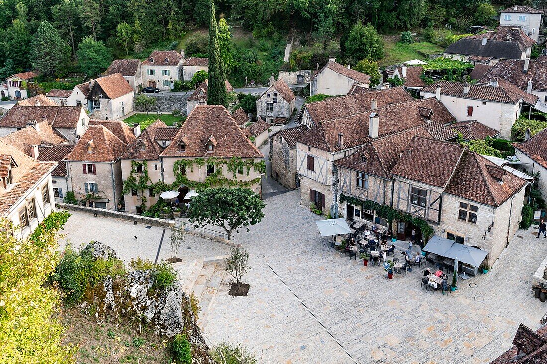 Frankreich, Lot, Geopark von Quercy, Blick auf Saint-Cirq Lapopie von unten