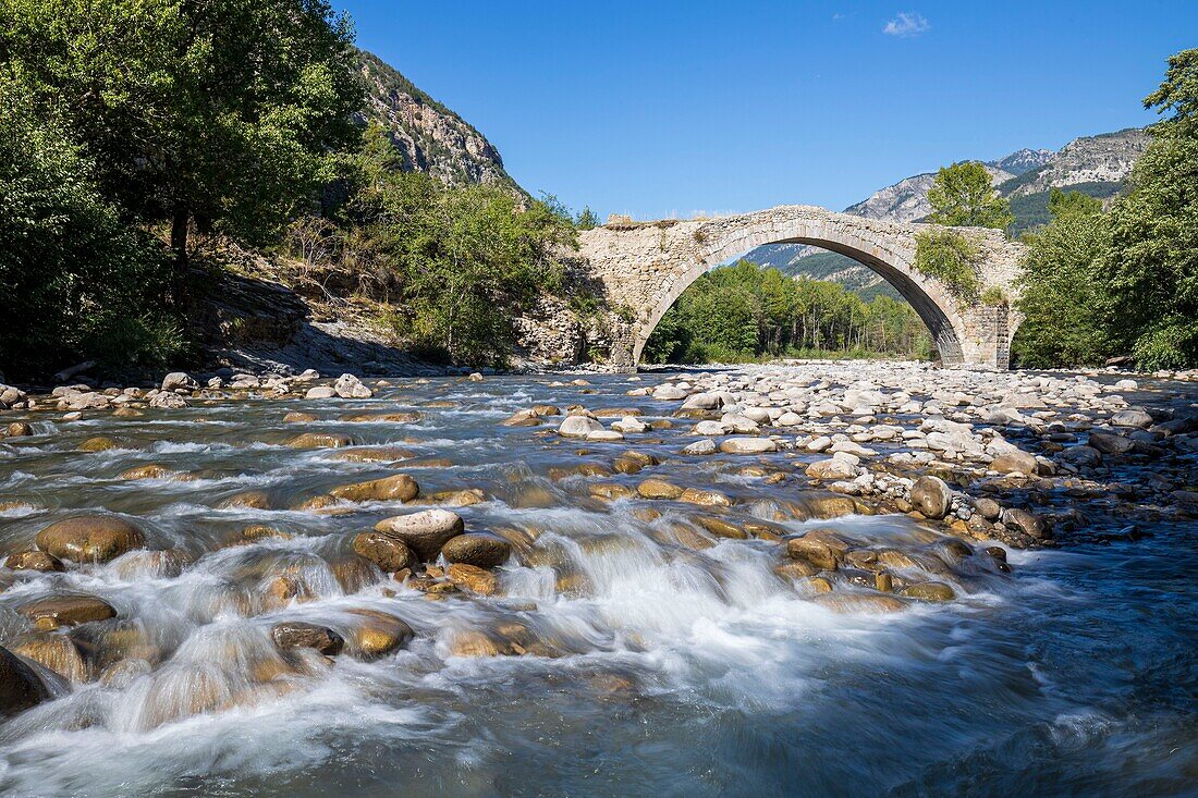 Frankreich, Alpes de Haute Provence, Thorame Haute, die Pont d'Ondres, die den Verdon überspannt, ist eines der emblematischen Denkmäler, die vom Lotto des Kulturerbes profitieren, das von Stéphane Bern für ihre Restaurierung konzipiert wurde.