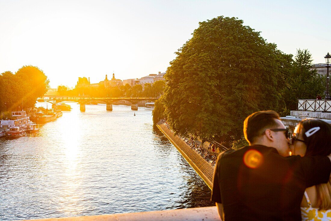 France, Paris, area listed as World Heritage by UNESCO, lovers on the Pont Neuf\n