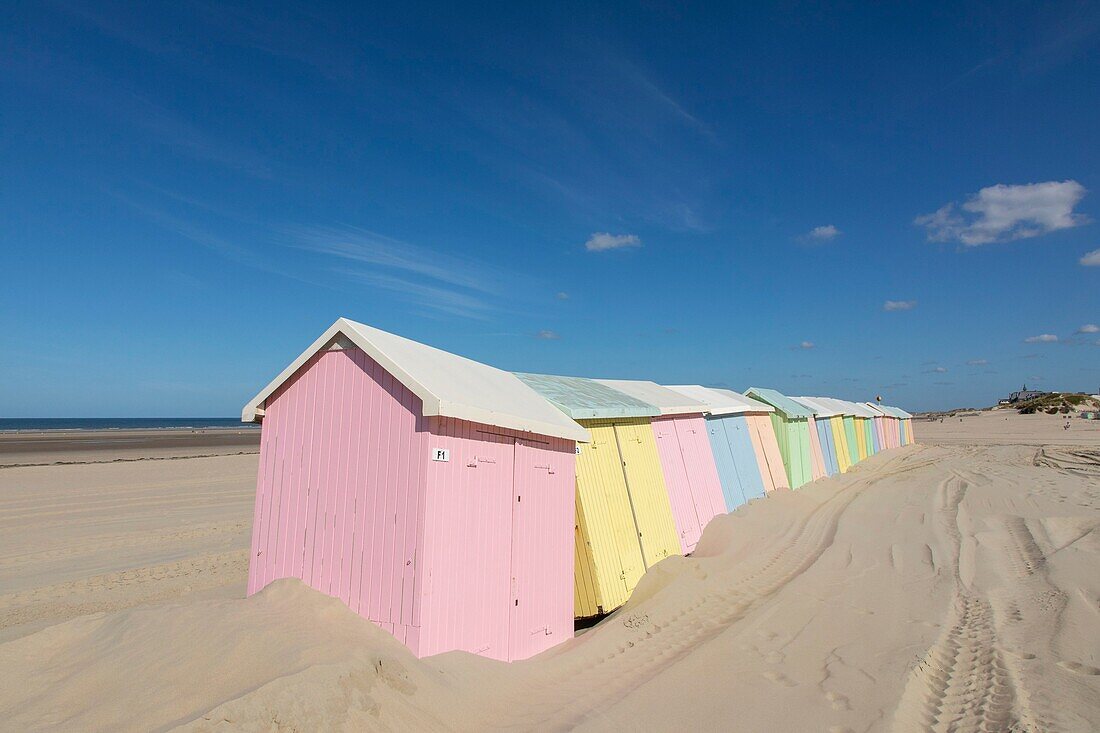 Frankreich, Pas de Calais, Berck sur Mer, der Strand mit Strandhütten