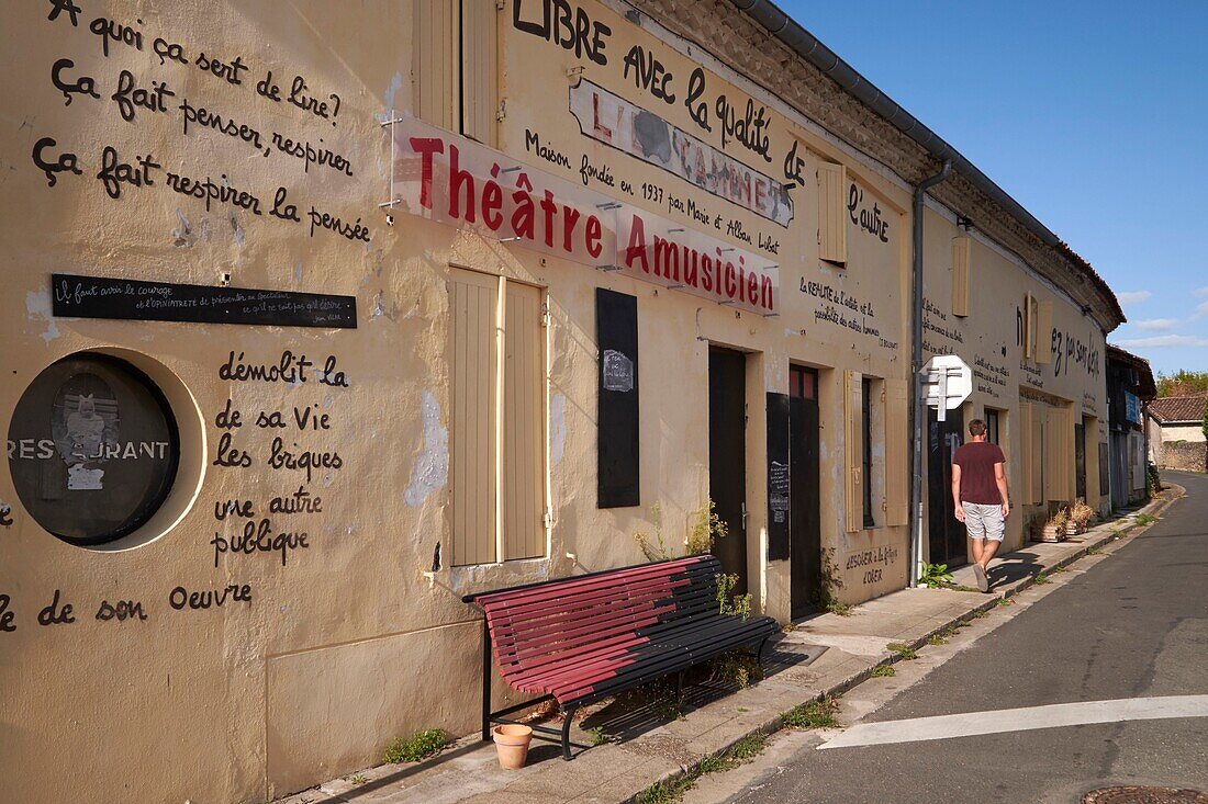 Frankreich, Gironde, Uzeste, Amusicien l'Estaminet Theater