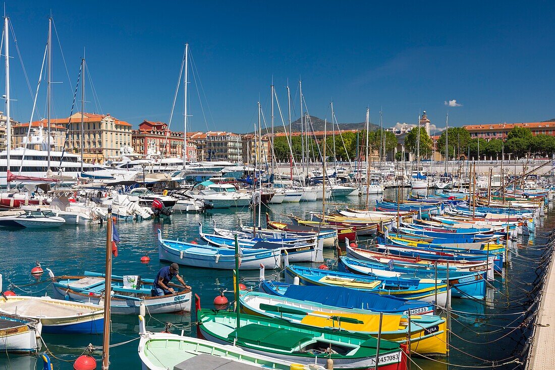 Frankreich, Alpes Maritimes, Nizza, von der UNESCO zum Weltkulturerbe erklärt, der alte Hafen oder Port Lympia, Pointus (traditionelle Fischerboote)