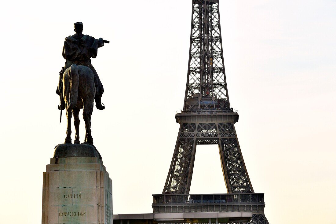 Frankreich, Paris, von der UNESCO zum Weltkulturerbe erklärtes Gebiet, Champ de Mars, Statue von Marschall Joffre und Eiffelturm