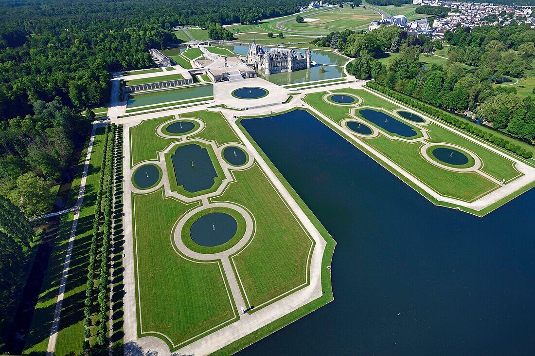 Frankreich, Oise, das Schloss von Chantilly und sein von André Le Nôtre entworfener Garten im französischen Stil (Luftaufnahme)
