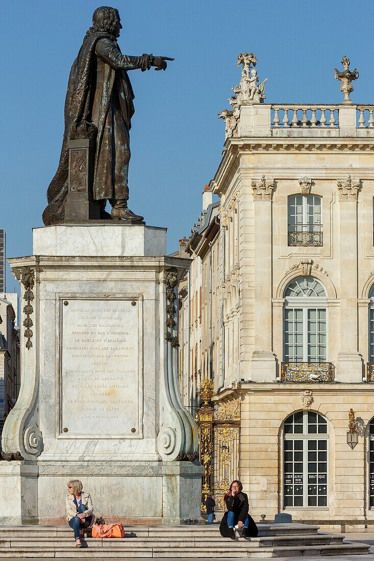 Frankreich, Meurthe et Moselle, Nancy, Stanislas-Platz (ehemaliger königlicher Platz), erbaut von Stanislas Leszczynski, König von Polen und letzter Herzog von Lothringen im 18. Jahrhundert, von der UNESCO zum Weltkulturerbe erklärt, Statue von Stanislas und Fassade des Musee des Beaux Arts (Museum der schönen Künste), Geländer und Straßenlampen von Jean Lamour