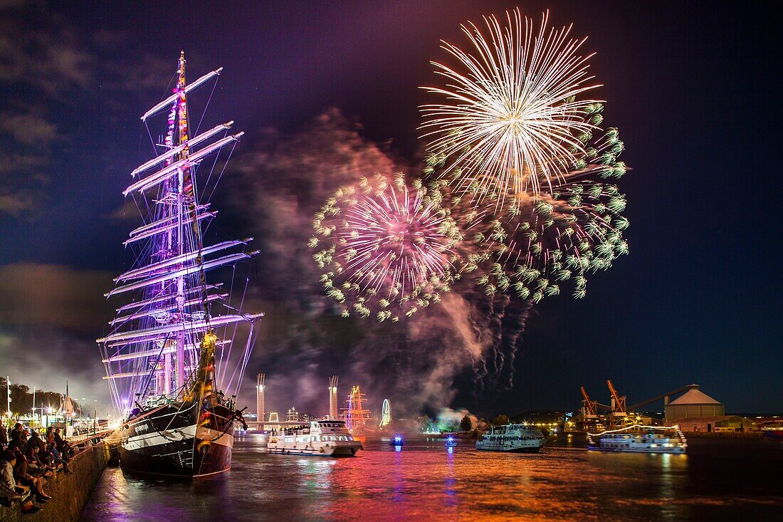 Frankreich, Seine Maritime, Rouen, Armada 2019, Feuerwerk und Spiegelung der Großsegler auf der Seine