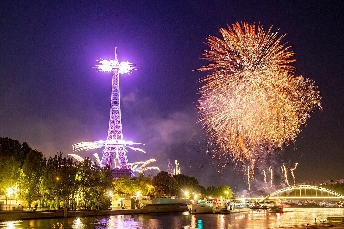 Frankreich, Paris, von der UNESCO zum Weltkulturerbe erklärtes Gebiet, Nationalfeiertag, Feuerwerk am 14. Juli 2019 und der Eiffelturm