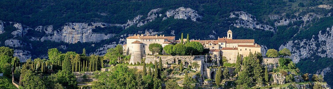 Frankreich, Alpes Maritimes, Parc Naturel Regional des Prealpes d'Azur, Gourdon, mit der Aufschrift Les Plus Beaux Villages de France, das Schloss ist von Gärten umgeben, die von Andre Le Nôtre entworfen wurden