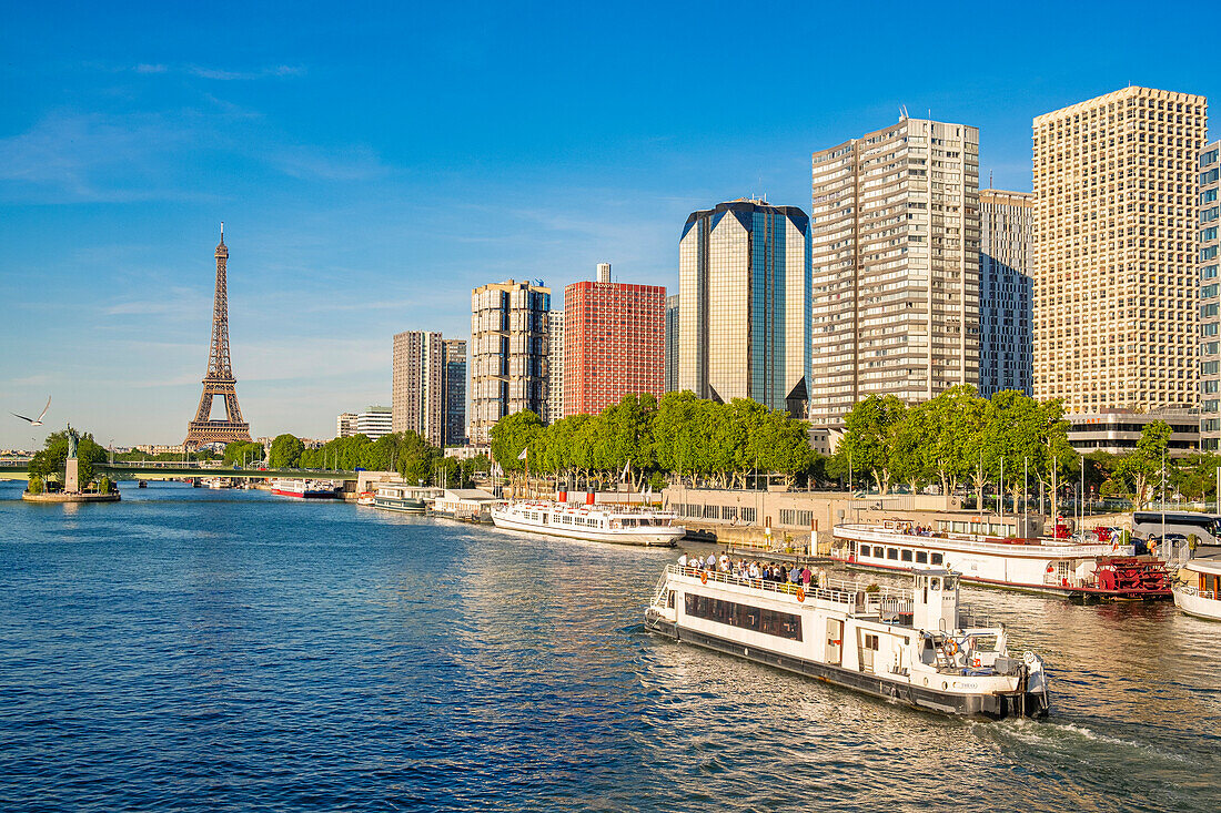 Frankreich, Paris, Seineufer, das Viertel der Front de Seine am Quai Andre Citroen und der Eiffelturm (Luftaufnahme)
