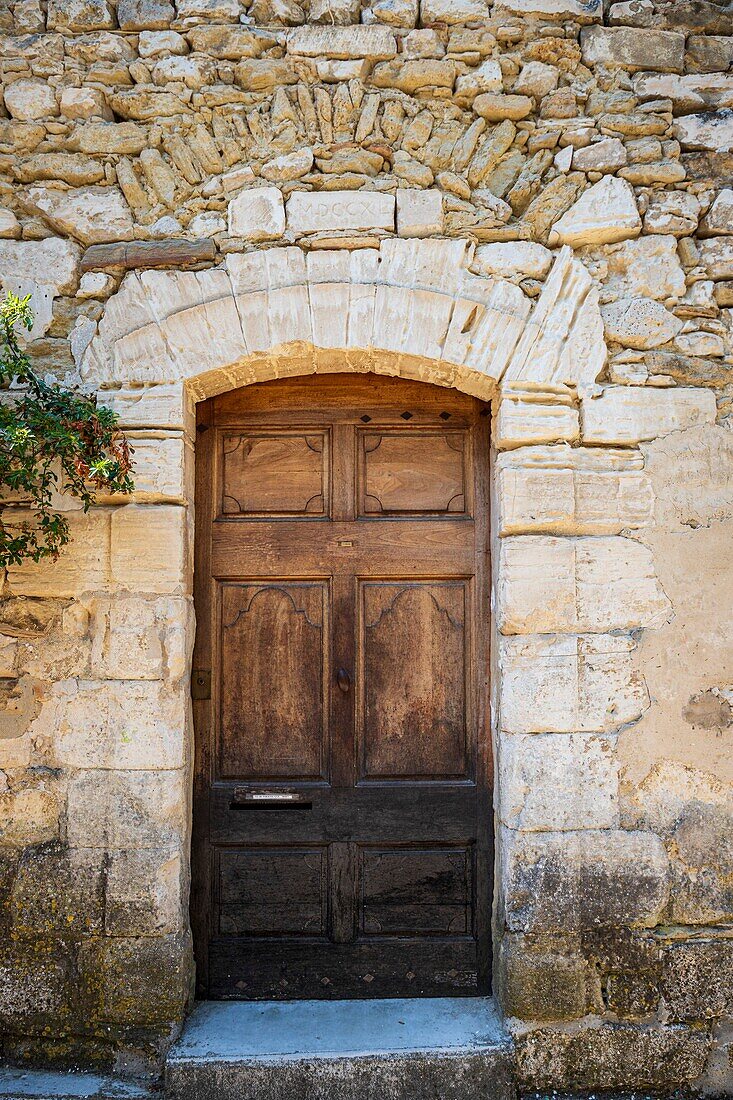 France, Vaucluse, Venasque, labellisé Les Plus Beaux Villages de France, porte d'entrée de maison du village\n