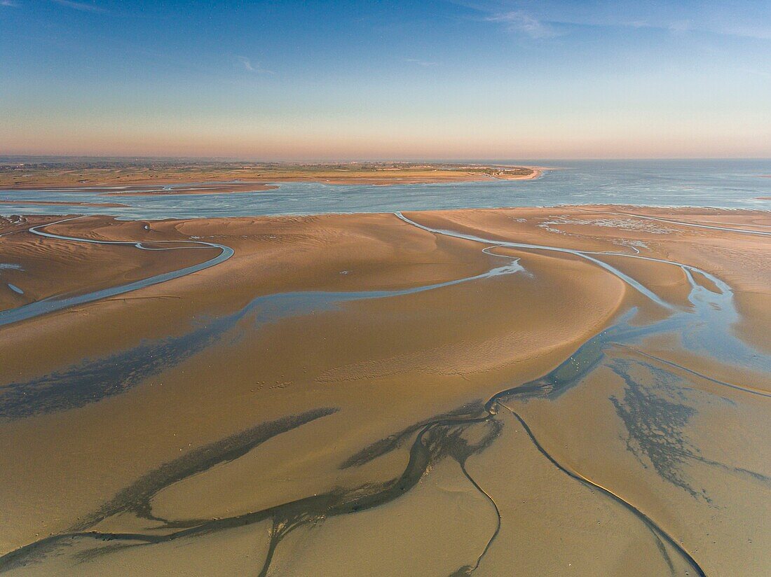 Frankreich, Somme, Baie de Somme, Le Crotoy, die Bucht der Somme bei Ebbe am frühen Morgen, im Hintergrund die Landspitze von Hourdel (Luftaufnahme)