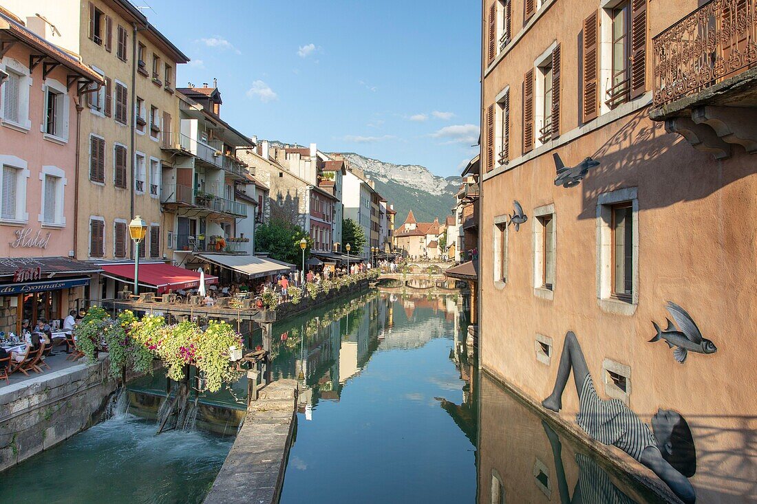 Frankreich, Haute Savoie, Annecy, Quai de l'Eveche und der Fluss Thiou, figurative Collagen an der rechten Fassade der Berliner Künstler und bildenden Künstler Maria Vill und David Mannstein