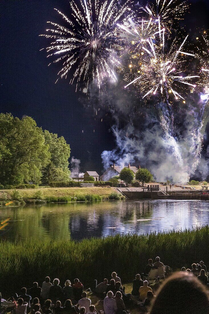 Frankreich, Indre et Loire, Cher-Tal, Jour de Cher, Blere, Feuerwerk, populäre Veranstaltung, die von der Gemeindegemeinschaft Blere - Val de Cher ins Leben gerufen wurde, um das Cher-Tal und sein Flusserbe hervorzuheben