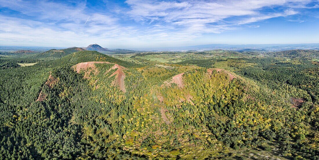 Frankreich, Puy de Dome, Aydat, Regionaler Naturpark der Vulkane der Auvergne, von der UNESCO zum Weltnaturerbe erklärt, Puy de la Vache und Puy de Lassolas (Luftaufnahme)