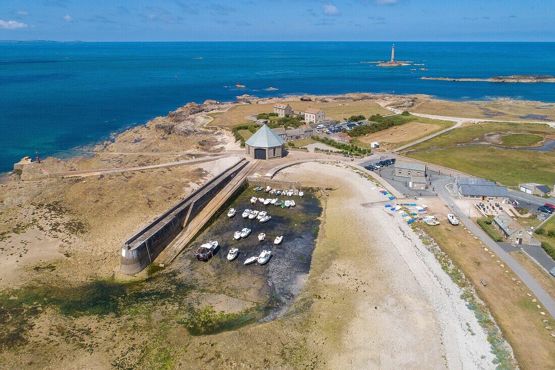 Frankreich, Manche, Cotentin, Cap de la Hague, Auderville, Hafen von Goury und die oktogonale Seenotrettungsstation, im Hintergrund der Leuchtturm von Goury (Luftaufnahme)