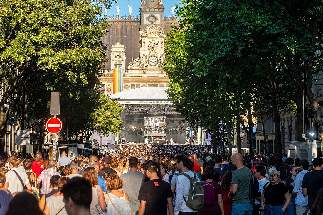 France, Paris, concert avenue Victoria in front of Paris City Hall\n