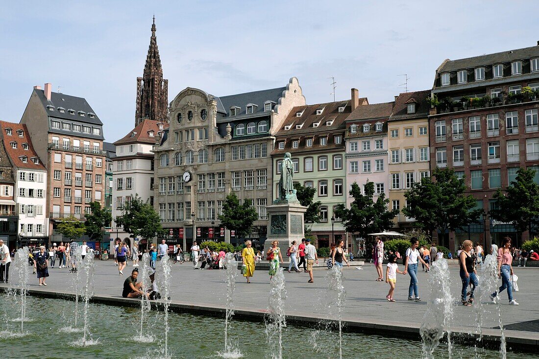 Frankreich, Bas Rhin, Straßburg, Altstadt, die von der UNESCO zum Weltkulturerbe erklärt wurde, Place Kleber, Teich, Springbrunnen, Sommer