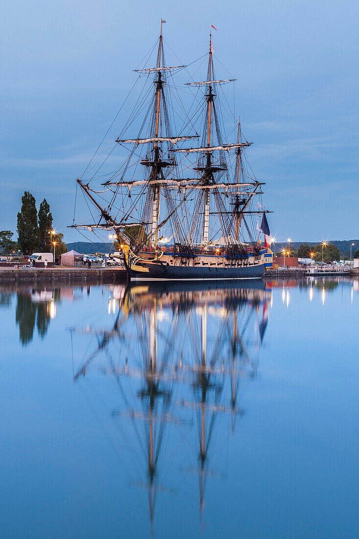 Frankreich, Calvados, Honfleur, Armada 2019, Nachtansicht der Fregatte Hermione, die im Bassin du Commerce vor Anker liegt