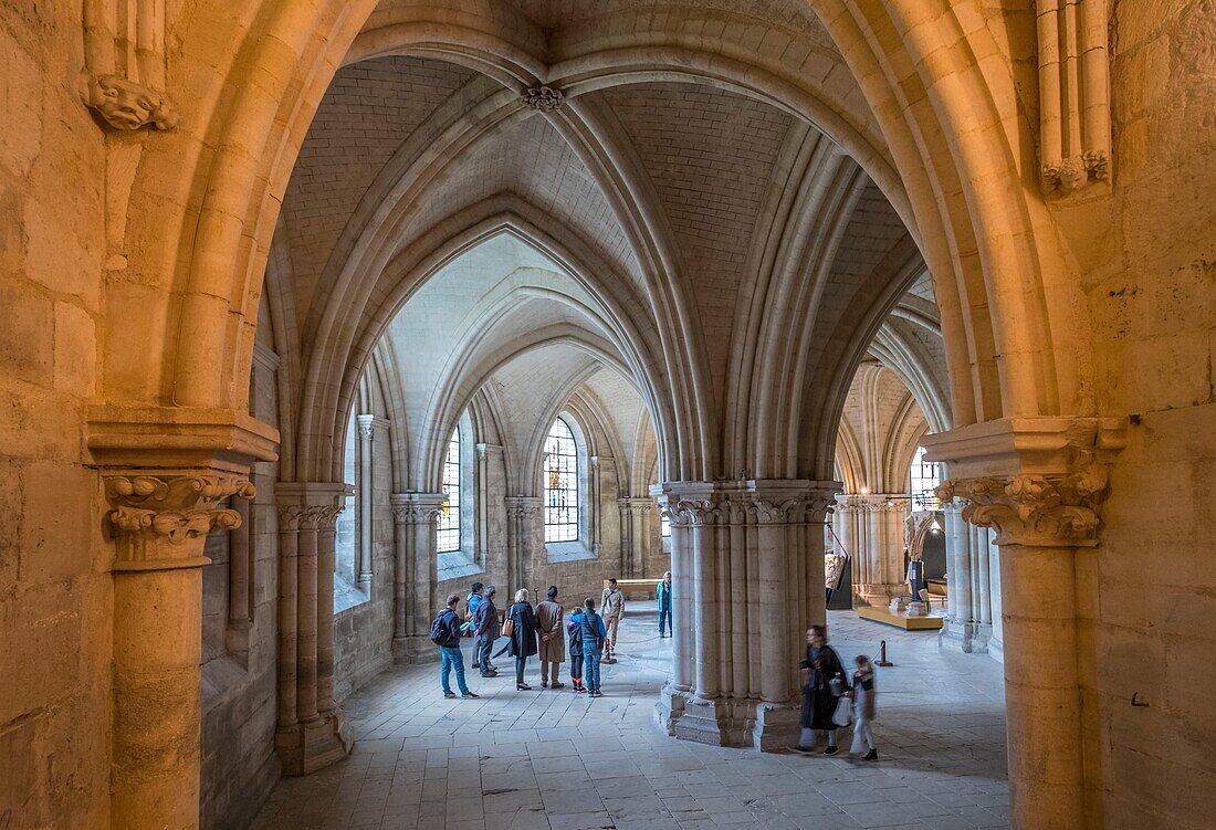 Frankreich, Cher, Bourges, Kathedrale St. Etienne, von der UNESCO zum Weltkulturerbe erklärt, Führung durch die Krypta