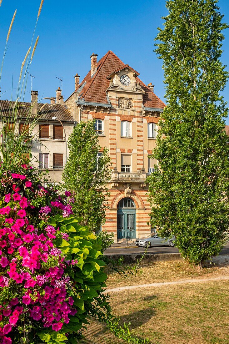 France, Seine et Marne, Melun, the city center and the banks of the Seine river\n