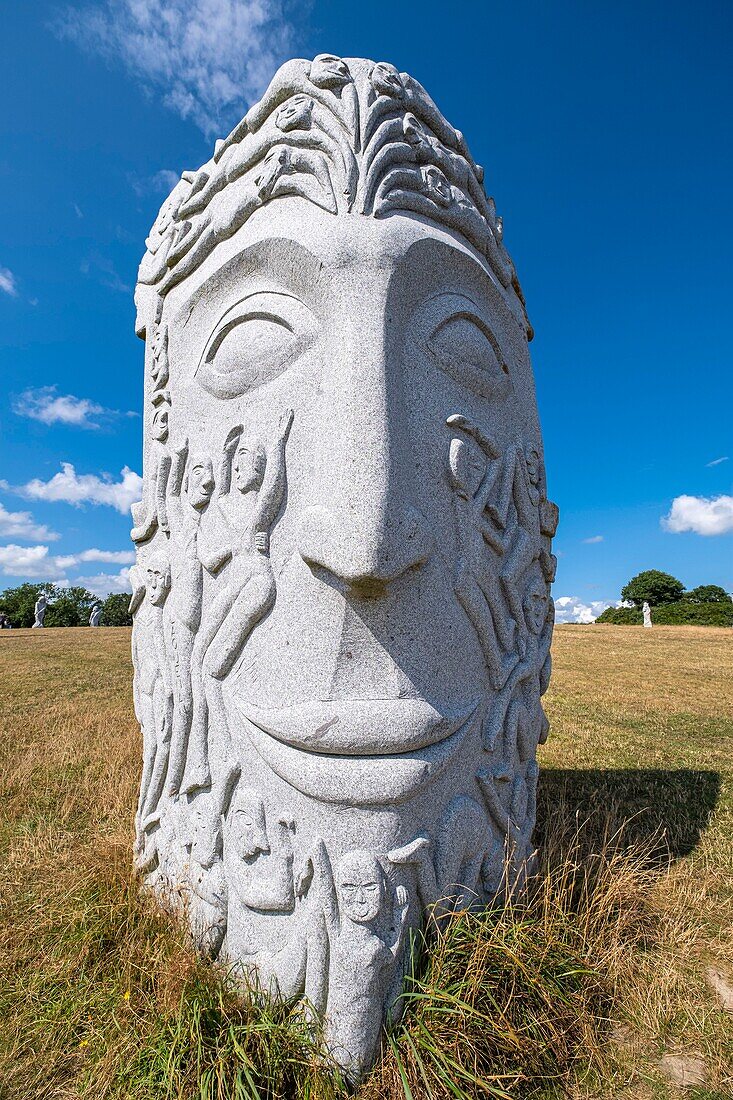 Frankreich, Cotes-d'Armor, Carnoet, das Tal der Heiligen oder bretonische Osterinsel, ist ein assoziatives Projekt von 1000 in Granit gehauenen monumentalen Skulpturen, die 1000 bretonische Heilige darstellen