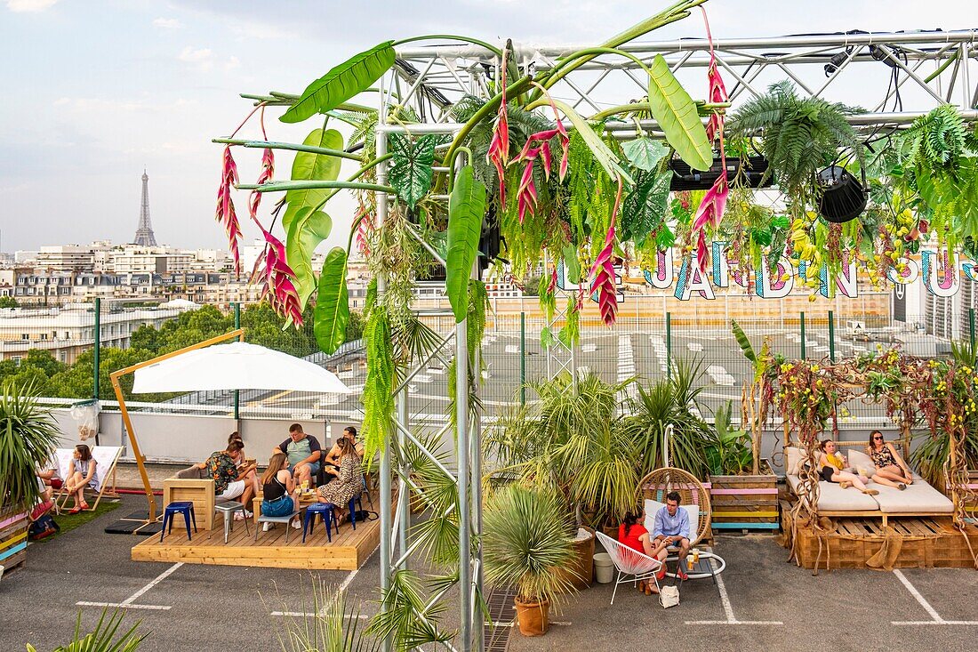 Frankreich, Paris, Dachbegrünung von 3.500 m2, der hängende Garten, der im Sommer auf dem Dach eines Parkplatzes installiert ist